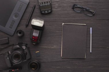 Tasarımcı çalışma alanı ile grafik tablet ve dizüstü