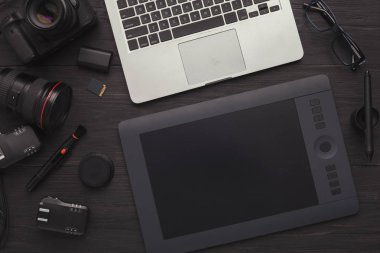Tasarımcı çalışma alanı ile grafik tablet ve dizüstü