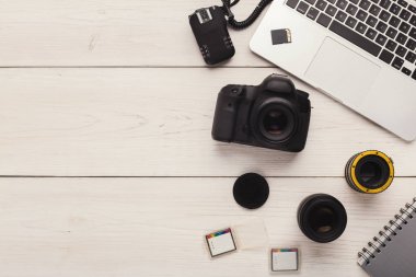 Bilgisayarda fotoğraf kamera, lens ve bellek kartı