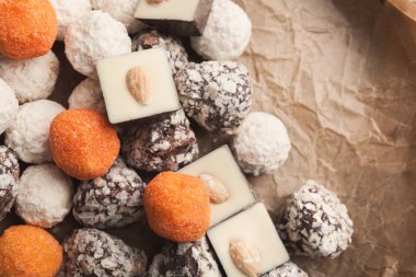 Tabakta çeşitli çikolata truffles