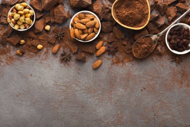 Çikolata parçaları ve kakao gri arka plan, üstten görünüm üzerinde ezilmiş