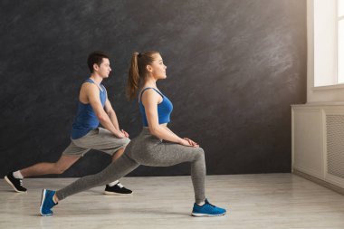 Fitness çift ısınma kapalı eğitim germe