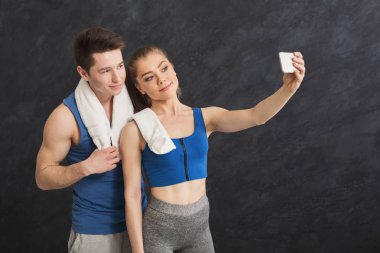 Genç çift selfie spor salonunda yapma