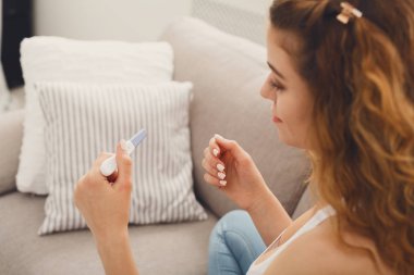 Kız okuma gebelik testinin sonuçlarını gülümseyen