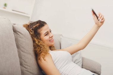 Selfie alarak sevimli gülümseyen Kızıl saçlı kız