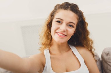 Sevimli gülümseyen Kızıl saçlı kız selfie yapma