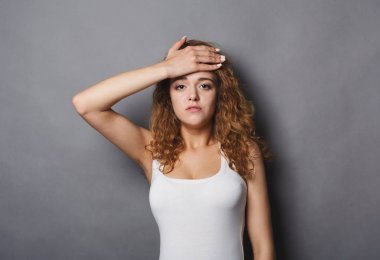 Çekici kız alnına dokunmak