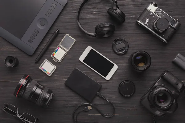 Diversos equipamentos pessoais para fotógrafo — Fotografia de Stock