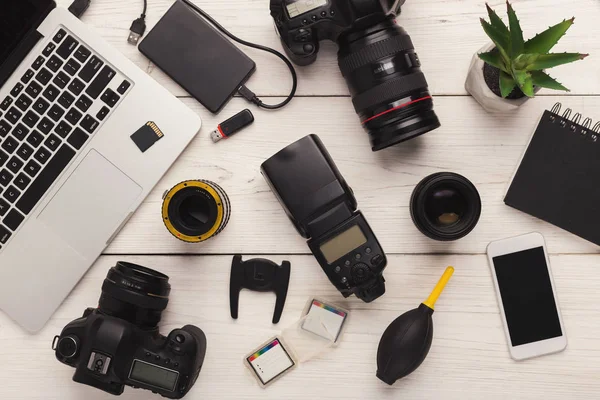 Uiteenlopende persoonlijke uitrusting voor fotograaf — Stockfoto