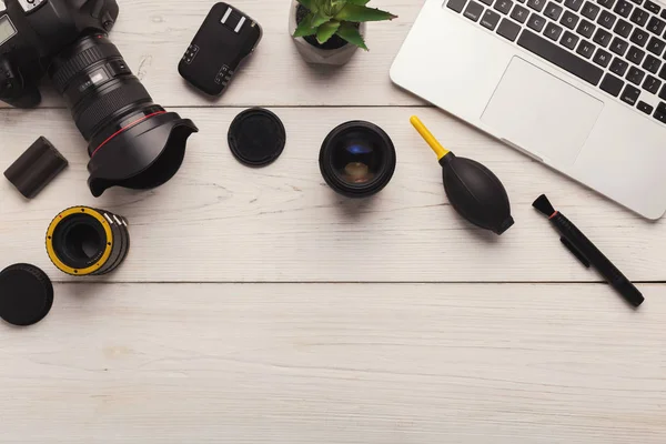 Uiteenlopende persoonlijke uitrusting voor fotograaf — Stockfoto