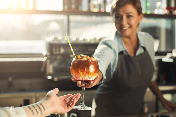 Ervaren barista geven alcohol cocktail in café — Stockfoto