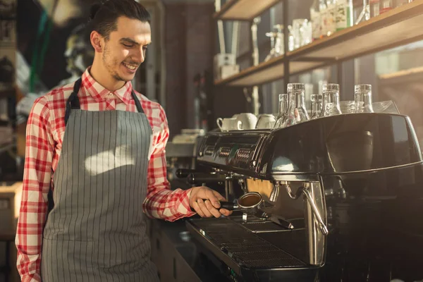 Barman zaparzania espresso w profesjonalny ekspres do kawy — Zdjęcie stockowe
