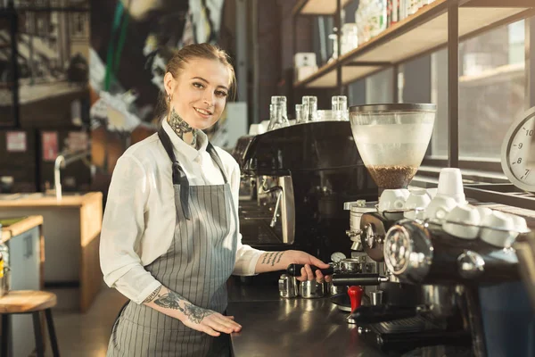 Wytatuowany barista parzenia kawy w profesjonalny ekspres do kawy — Zdjęcie stockowe