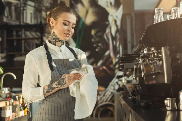 Retrato de barista tatuado no balcão do café — Fotografia de Stock