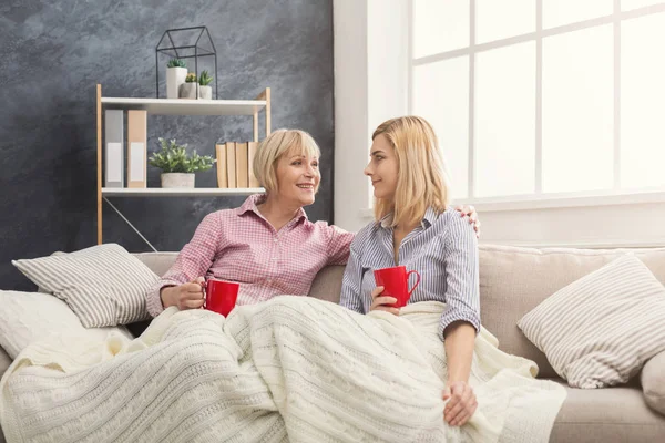 Gelukkig volwassen moeder en dochter samen thuis — Stockfoto