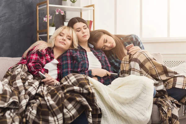 Девушки спят вместе на диване дома — стоковое фото
