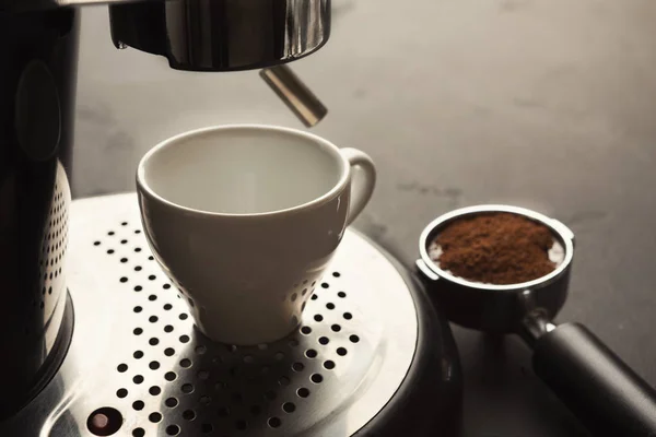 Brewing coffee in professional machine, closeup — Stock Photo, Image