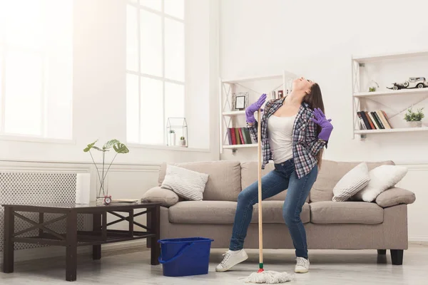 Mulher feliz limpeza em casa com esfregona e se divertindo — Fotografia de Stock