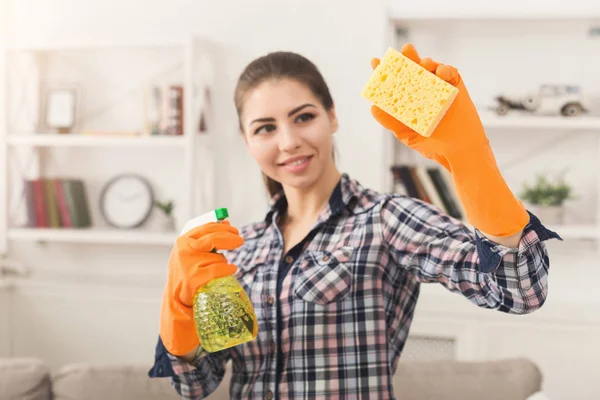 Donna con attrezzatura per la pulizia pronta a pulire la stanza — Foto Stock