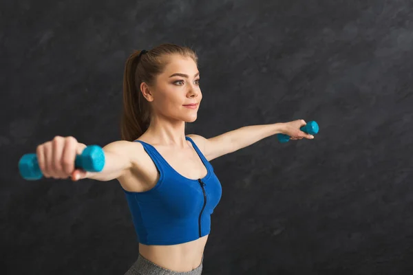 Fitness-Frau macht Übung mit Kurzhanteln — Stockfoto