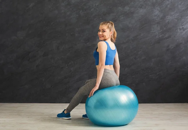 Fitness vrouw rust, zittend op de fitness bal — Stockfoto
