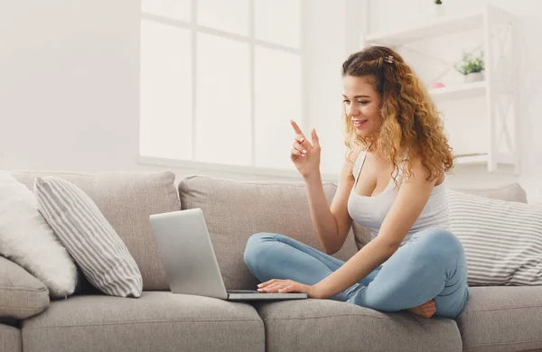 Joven hermosa mujer divirtiéndose con video llamada — Foto de Stock