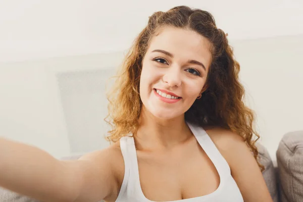 귀여운 웃는 빨간 머리 소녀 만들기 selfie — 스톡 사진