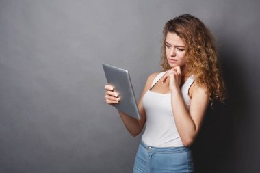 Genç kız evde dijital tablet kullanma