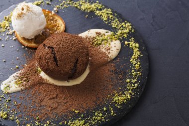 Ağız sulandıran lezzetli çikolatalı pasta, restoran servisi.