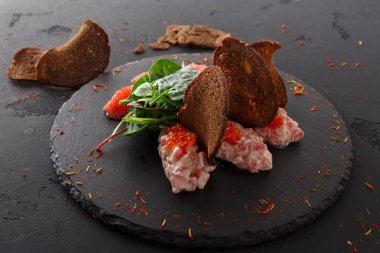 Gurme deniz ürünleri aperatif siyah plaka üzerinde kapat