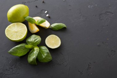 Kireç ve siyah arka plan üzerine nane limon