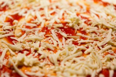 Ham pizza domates sosu ve rendelenmiş peynir ile