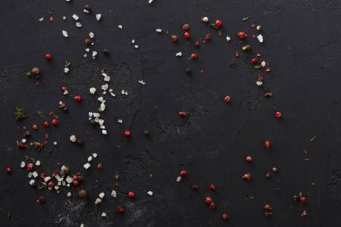 Siyah arka plan, kopya alanı üzerine baharat
