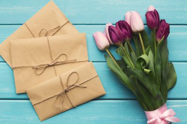 Üstten Görünüm mavi ahşap arka plan üzerinde renkli Lale