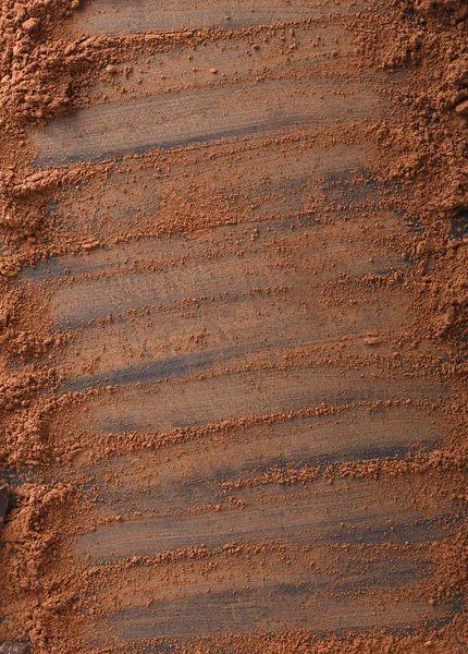 Polvo de cacao aromático esparcido sobre fondo negro —  Fotos de Stock