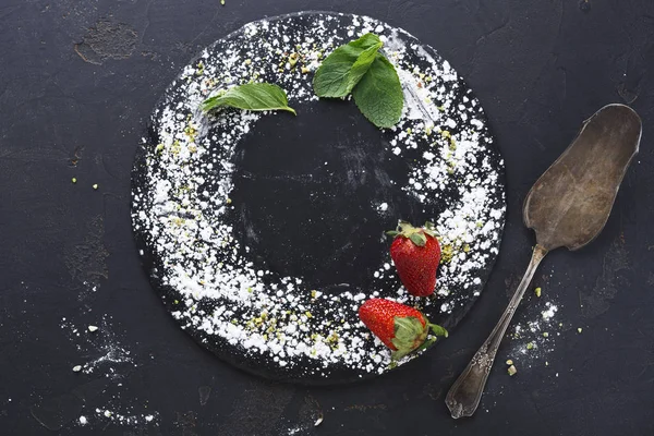 Marco de azúcar en polvo y espátula de pastel sobre fondo negro —  Fotos de Stock