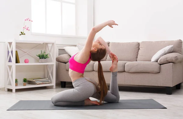 Vrouw opleiding yoga in koning duif vormen. — Stockfoto