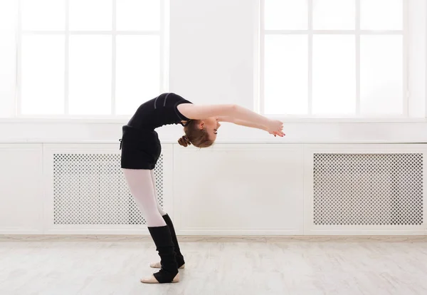 Schöne Ballerina steht im Ballett-Croise — Stockfoto