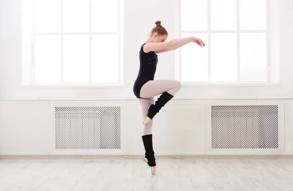 Egy gyönyörű ballerina áll piruett balett — Stock Fotó