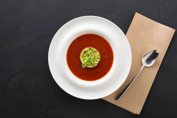 Cold tomato soup gazpacho with avocado copy space — Stock Photo, Image