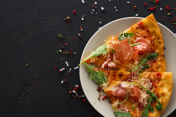 Pizza in Scheiben mit Schinken und Rucola — Stockfoto