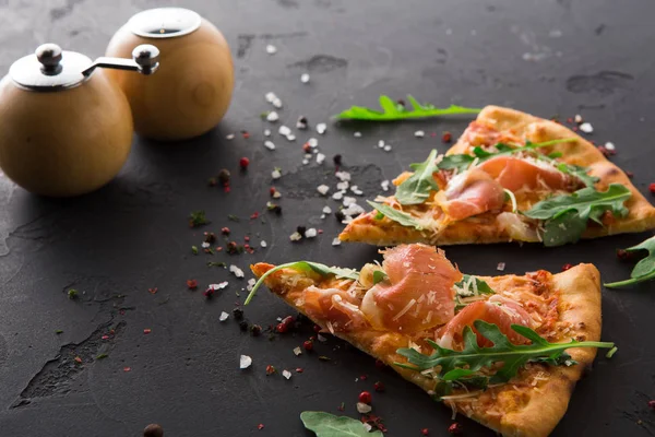 Pizza mit Schinken und Rucola — Stockfoto