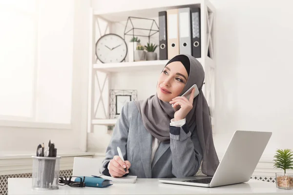 Arab pengusaha dalam hijab bekerja di kantor — Stok Foto