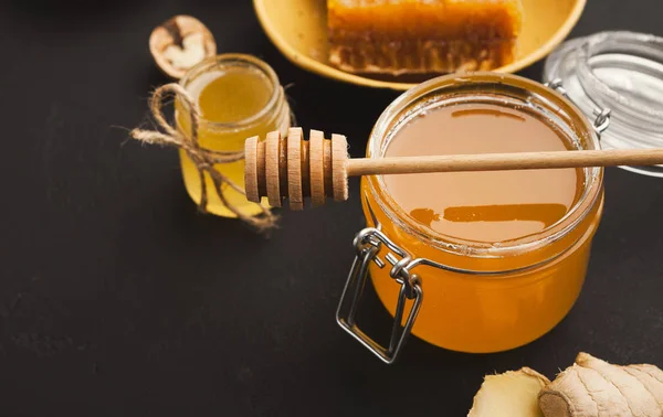 나무 접시, 근접 촬영에 꿀의 다양 한 종류 — 스톡 사진