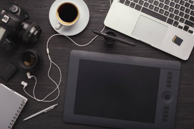 Tasarımcı çalışma alanı ile grafik tablet ve dizüstü