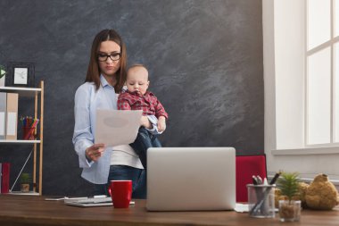 Çalışma ve bebek ile vakit genç anne