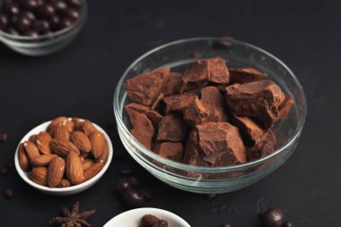 Siyah arka plan üzerine kasede ezilmiş çikolata parçaları