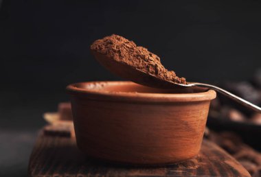 Siyah arka plan, portre, kopya alanı kakao kase