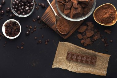 Çikolata ve fındık siyah arka plan üzerine Üstten Görünüm