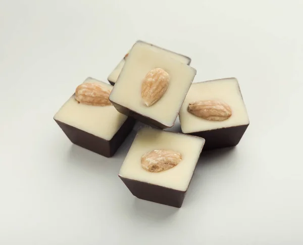 Schokoladenbonbons mit Nuss isoliert auf weiß — Stockfoto